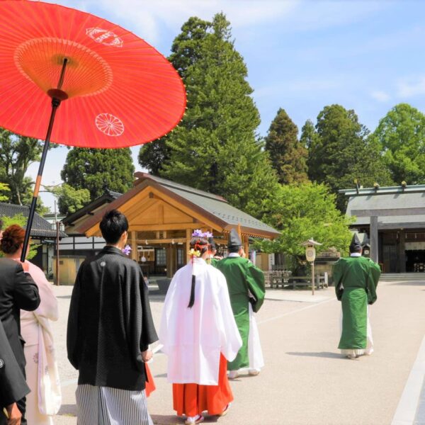 広い境内での花嫁行列は神社婚ならでは